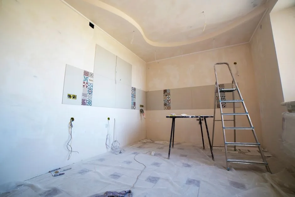 Pièce vide avant travaux, murs nus et sol à reprendre
